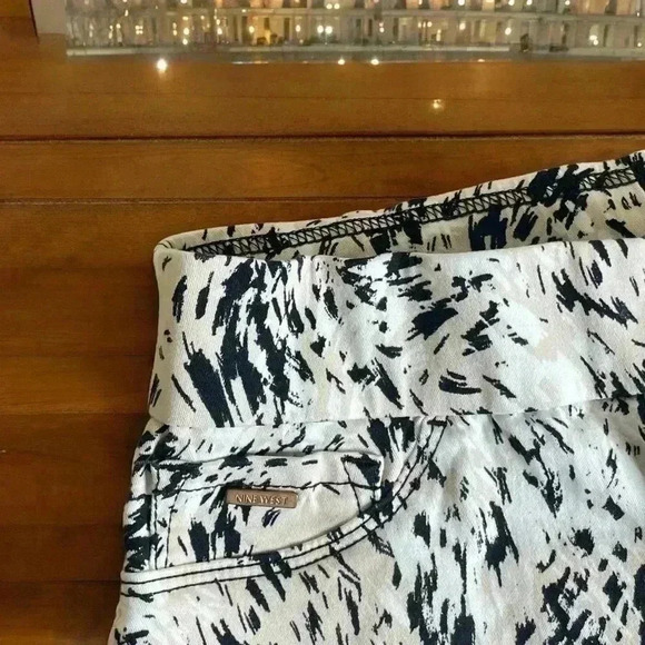 Women’s Nine West Animal Print Heidi Pull on Skimmer Knee Length Shorts Size 6. - Picture 2 of 4